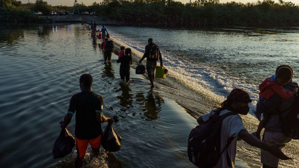 Migrantes cruzando Río Grande.