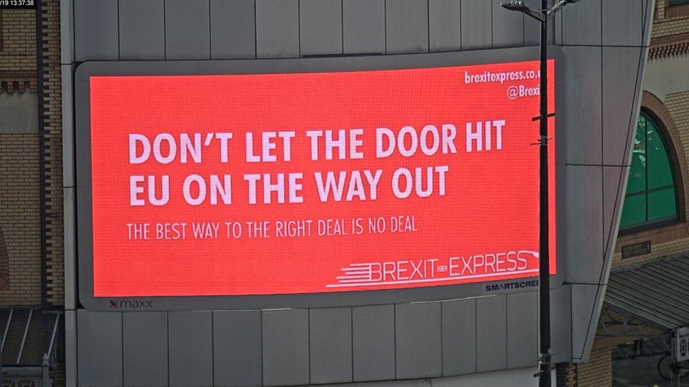Рекламный щит в Кардиффе, установленный группой сторонников выхода из партии Brexit Express, гласит: «Не позволяйте двери врезаться в ЕС на выходе».