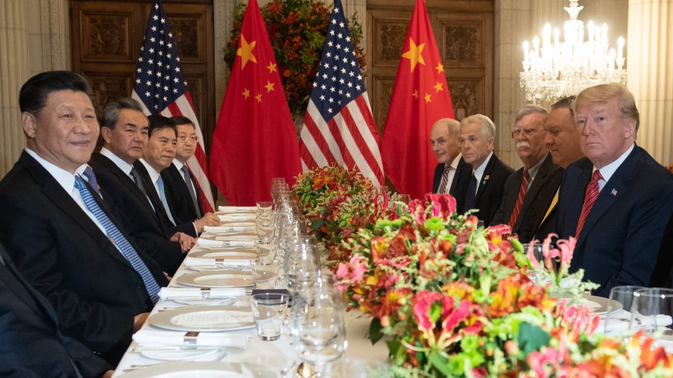 Президент США Дональд Трамп (справа) Государственный секретарь США Майк Помпео (2-справа) и члены их делегации проводят обеденную встречу с президентом Китая Си Цзиньпином (слева), Министром иностранных дел Китая Ван И (2-слева) и представителями правительства Китая. , по окончании саммита лидеров G20 в Буэнос-Айресе, 1 декабря 2018 г.