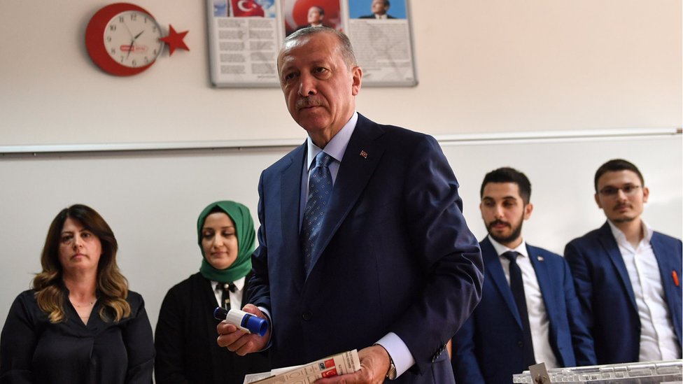 Redžep Tajip Erdogan na glasačkom mestu