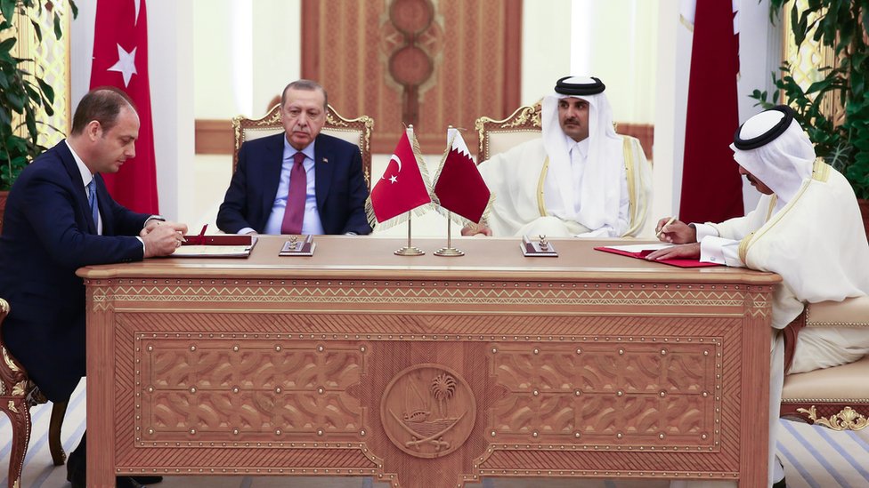 رجب طيب أردوغان (الثاني إلى اليسار) وتميم بن حمد (الثاني إلى اليمين)