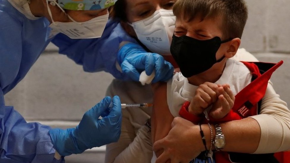 Criança italiana sendo vacinada cotnra Covid-19
