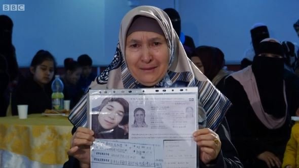 Orang tua Uighur di Turki yang mengatakan anak-anak mereka hilang di China.