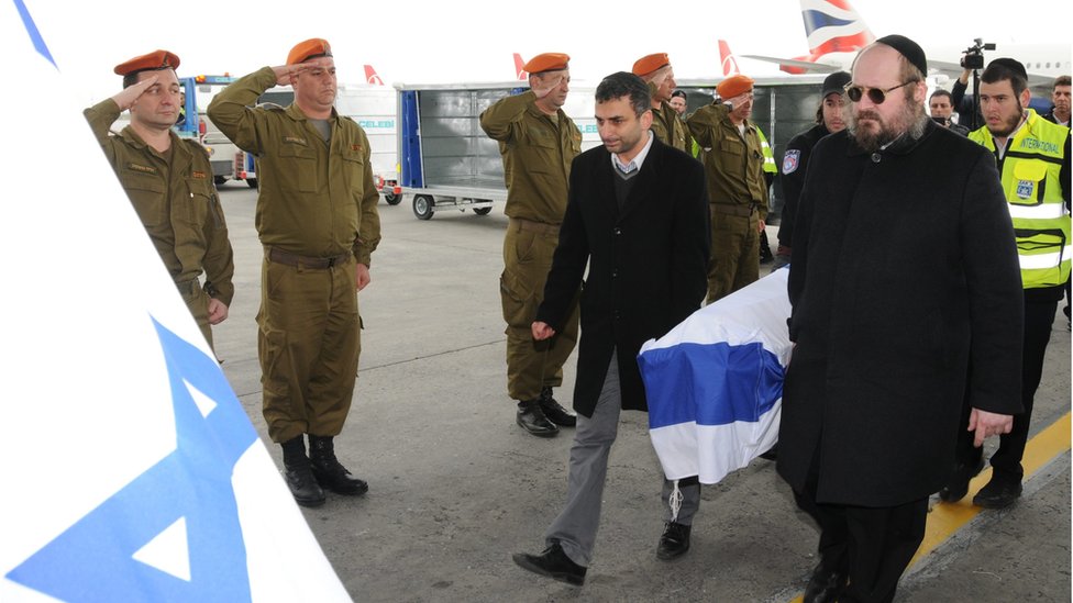 Гробы израильских жертв готовятся к отправке в Израиль в аэропорту Ататюрк, 20 марта 2016 года.