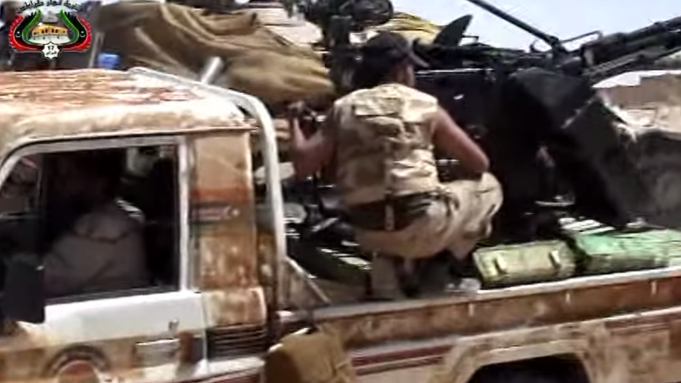 Изображение того, что предположительно является Абдаллой, на задней части грузовика с оружием в Ливии