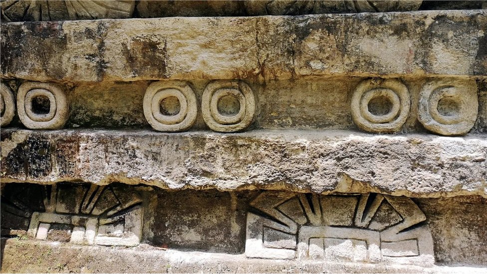 Adornos en un edificio maya