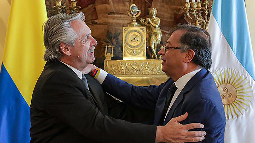Alberto Fernández y Gustavo Petro se abrazan durante la asunción del líder colombiano