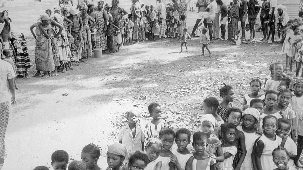 Ljudi u redu čekaju na vakcinaciju protiv velikih boginja u Nigeru 1969. godine