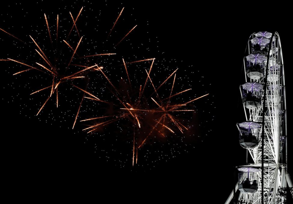 Фейерверк взрывается над Колесом Света во время празднования Дивали в Лестере