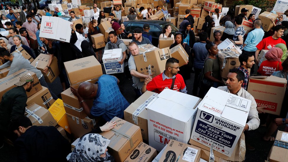 Voluntarios organizando las donaciones. Reuters