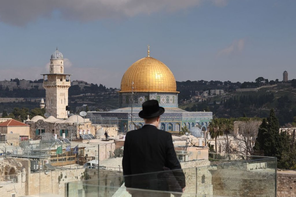 حاخام يهودي يطلب على قبة الصخرة التي تقع في مجمع المسجد الأقصى.