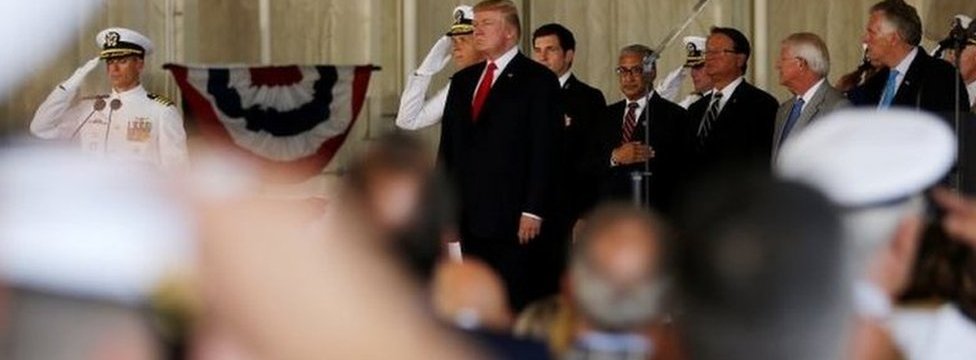 Президент Трамп на церемонии ввода в эксплуатацию нового авианосца в Вирджинии, 22 июля 2017 г.