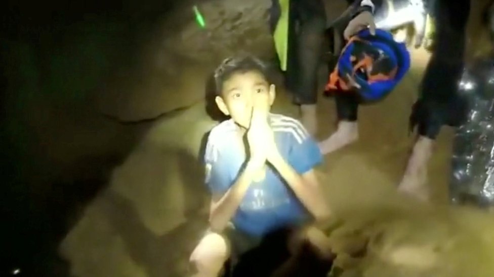 Мальчики из футбольной команды до 16 лет, запертые в пещере Тхам Луанг, приветствуют членов тайской спасательной команды в Чианграе