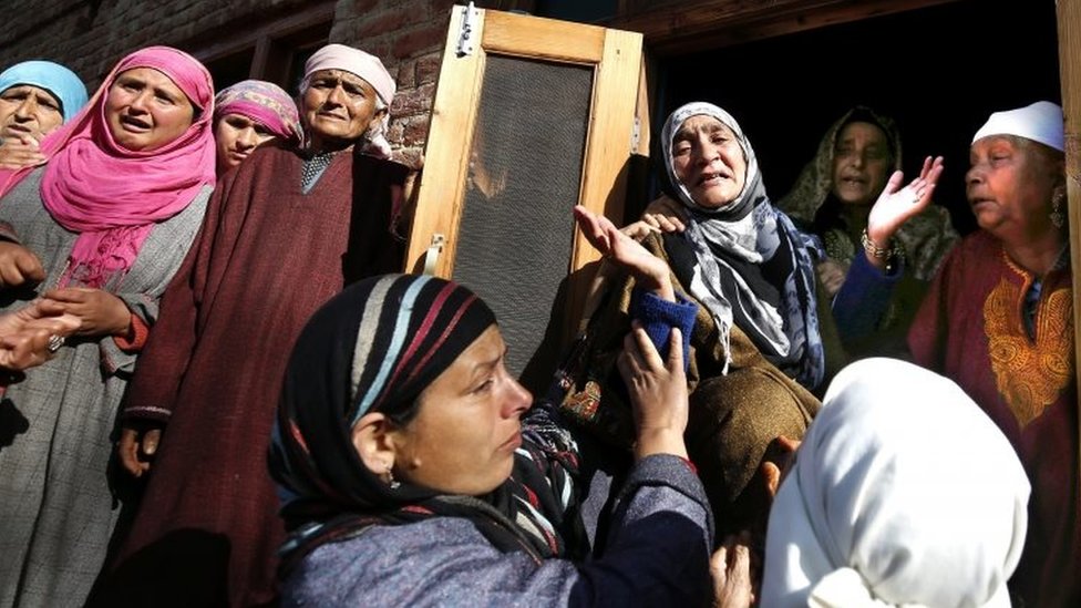 Женщины плачут и плачут во время похоронной процессии Раджа Бегума в Лангате близ Хандвары, в 75 км к северу от Сринагара, летней столицы индийского Кашмира, 13 апреля 2016 года.