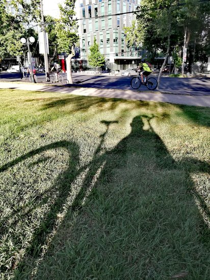 Sombra de hombre y bicicleta.