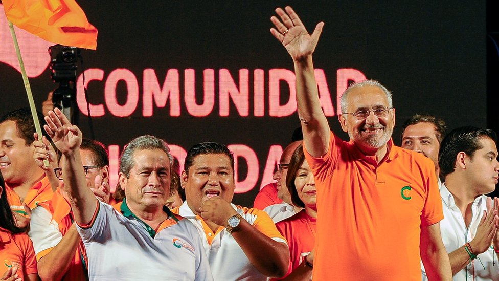 Карлос Меса, оппозиционный кандидат в президенты, машет толпе во время митинга