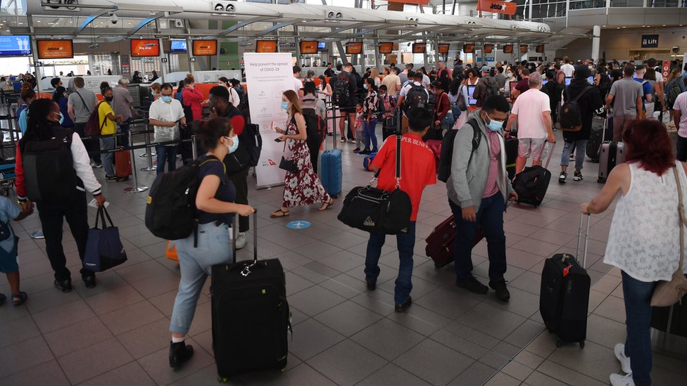 People line up at Sydney Domestic Airport, as they try to depart for interstate destinations on 20 December 2020