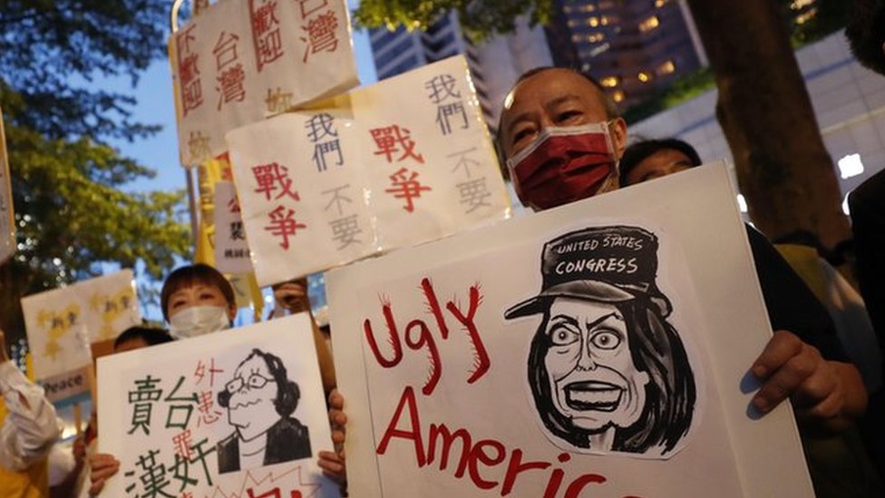 2022年8月2日，台灣民眾在台北手持標語牌抗議美國眾議院議長佩洛西訪問台灣的資料照片。