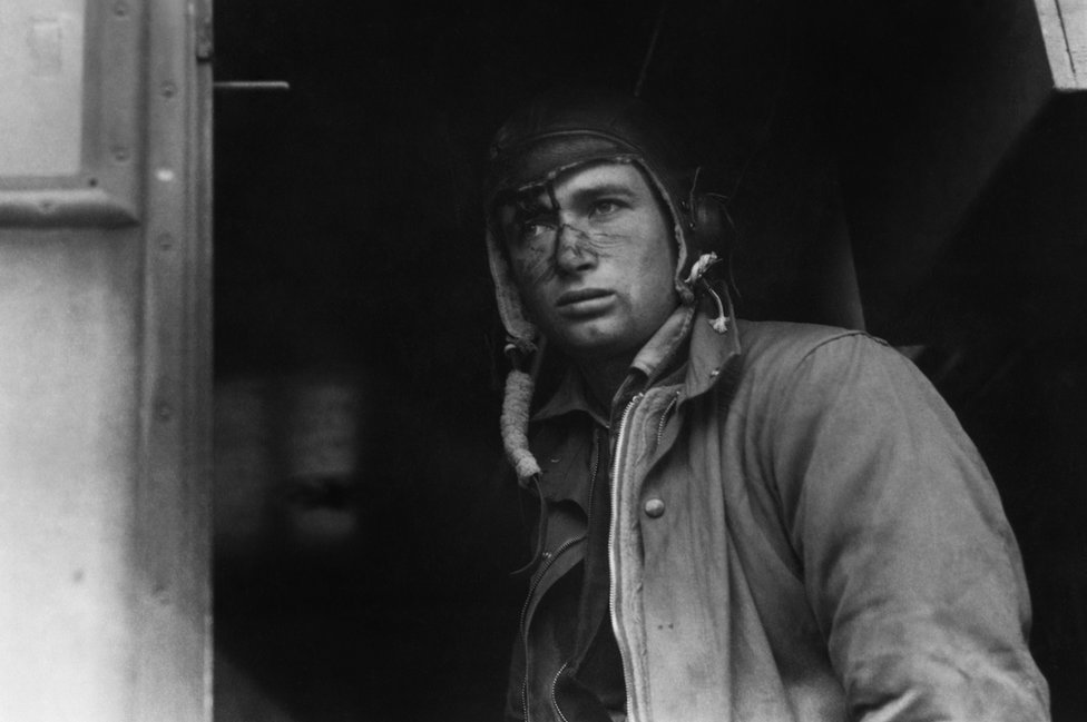 Старший сержант Джейсон Смарт из 350-й бомбардировочной группы, сразу после задания, август 1943 г.