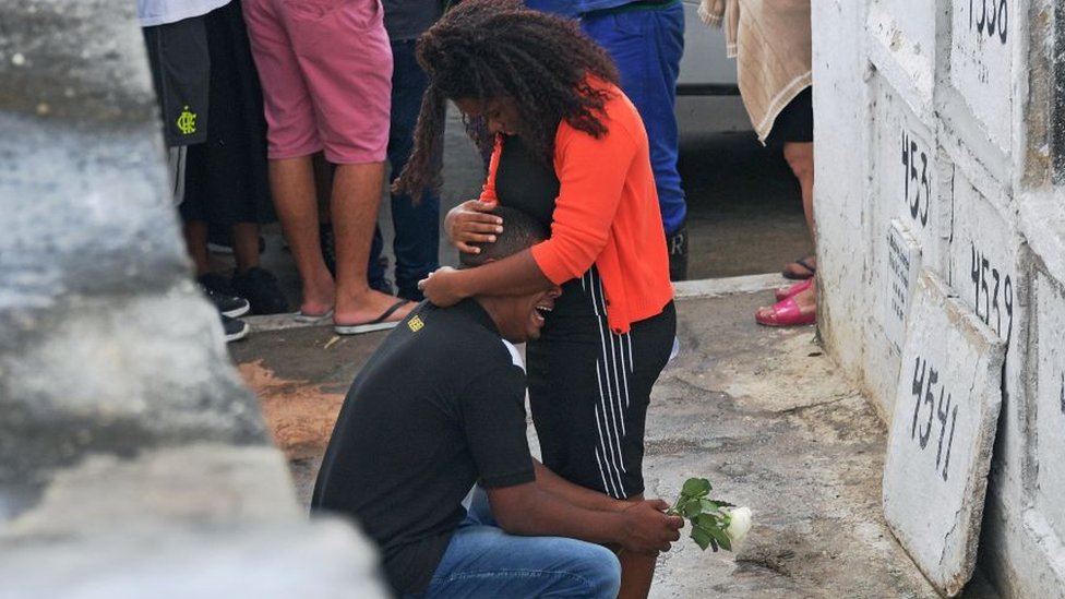 Родственники оплакивают похороны восьмилетней Агаты Сейлс Феликс 22 сентября 2019 года