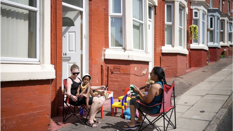 Varias personas disfrutan del sol durante la ola de calor en Reino Unido