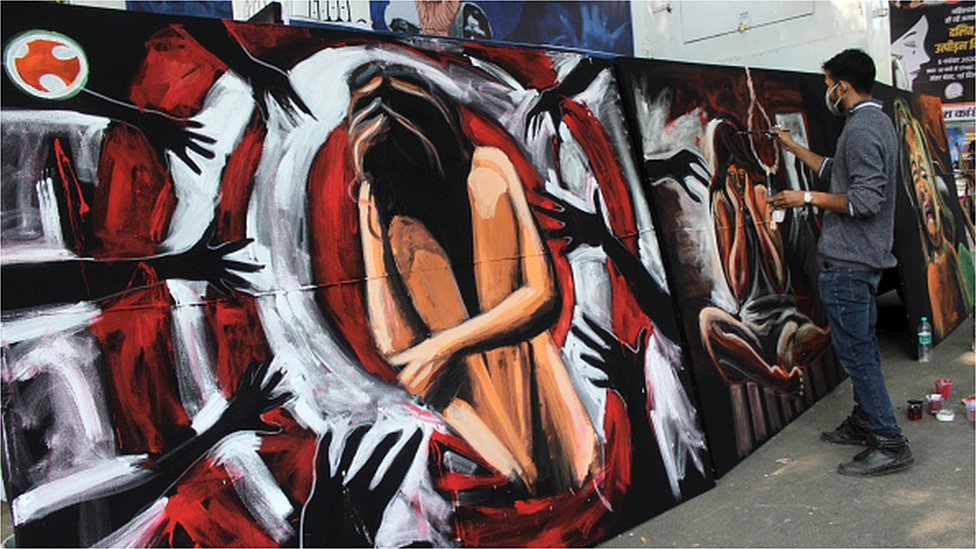 Delhi'de tecavüz karşıtı bir duvar resmi yapan bir sanatçı.