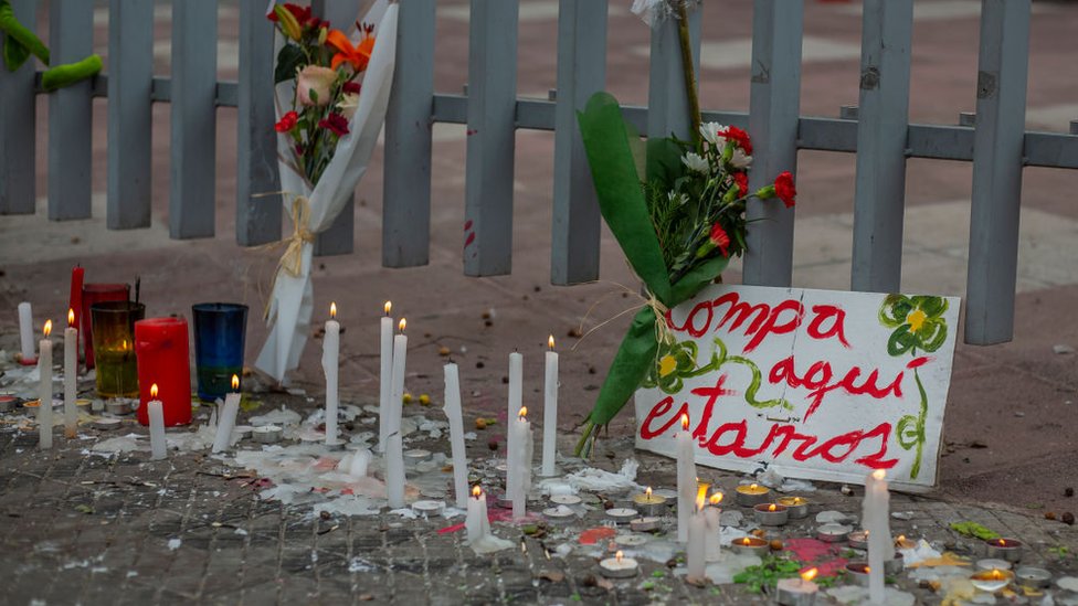Muchas personas dejaron velas y flores afuera del hospital donde falleció la periodista.