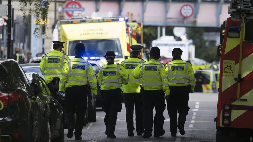 Cientos de agentes y detectives investigan el suceso para encontrar a los autores. Miembros de la policía trabajando en el lugar de la explosión.