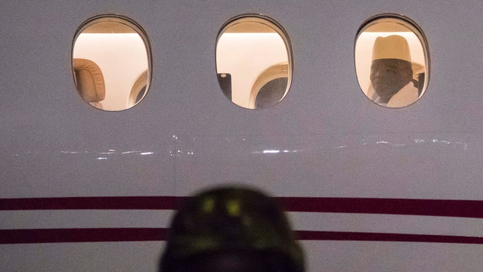 Бывший президент Яя Джамме, лидер Гамбии в течение 22 лет, смотрит в окно самолета, покидая страну 21 января 2017 года в аэропорту Банжула