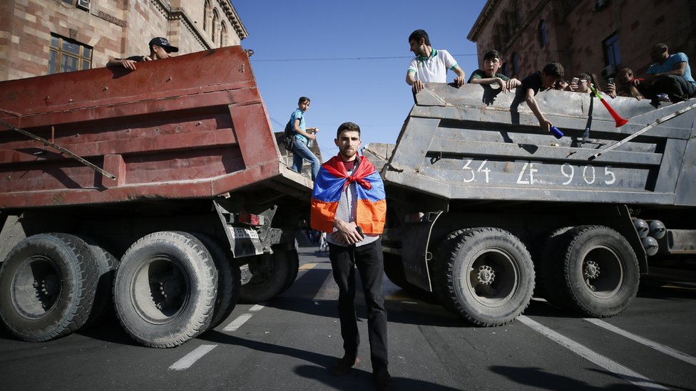 Jermenski demonstranti blokiraju put.