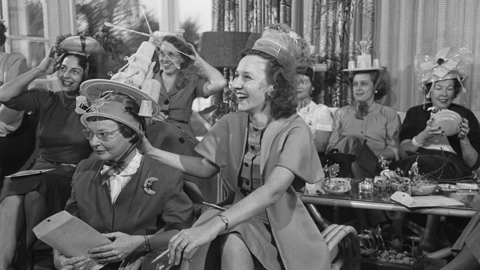 Mujeres en una fiesta de Tupperware en los años 50.