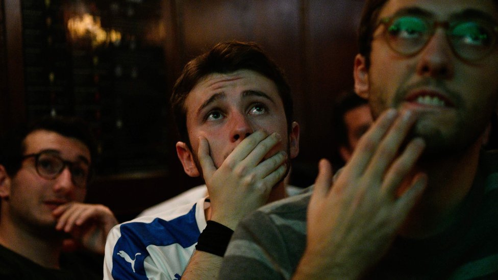 Los seguidores italianos parecían no creer lo que estaba pasando. seguidores del equipo de Italia angustiados durante el partido de Suecia vs. Italia