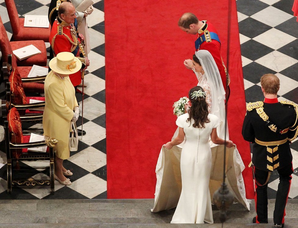 2011 年 4 月 29 日，英國倫敦，威廉王子和劍橋公爵夫人在威斯敏斯特教堂向女王鞠躬。