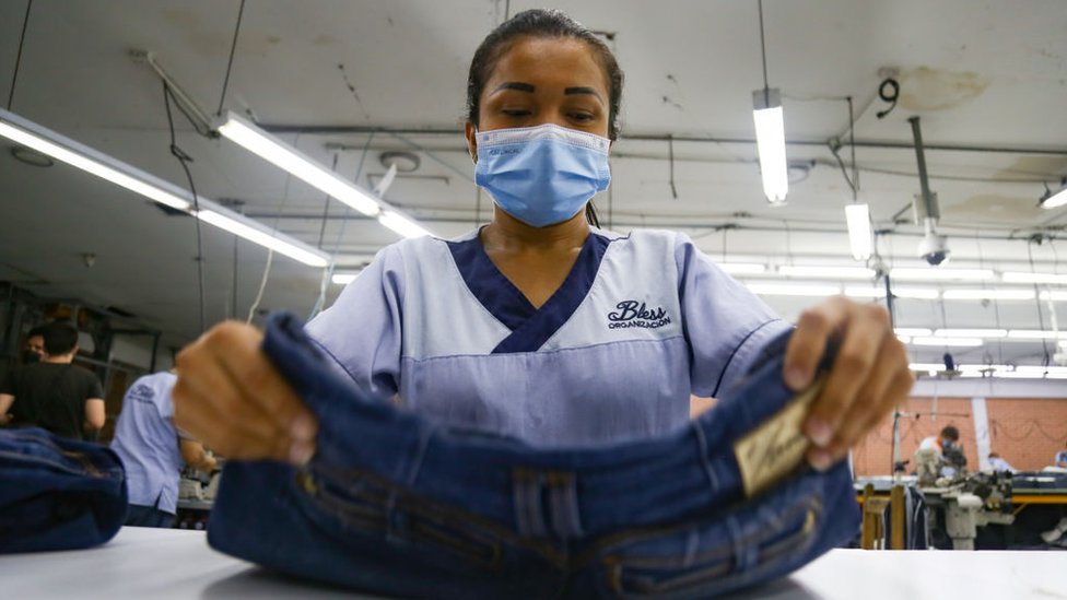 Trabajadora en una fábrica de jeans en Colombia.