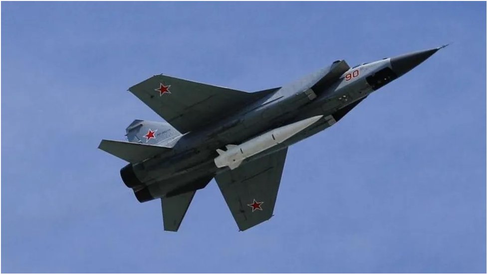 攜帶"匕首"高超音速導彈的俄羅斯戰鬥機飛越莫斯科紅場（2018年閲兵資料照片）。