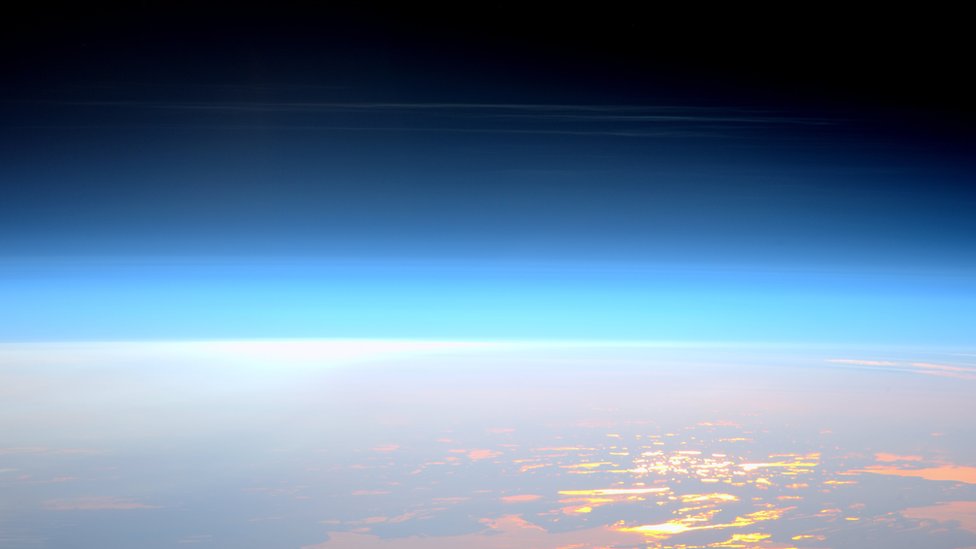 Nubes noctilucentes vistas desde la Estación Espacial Internacional