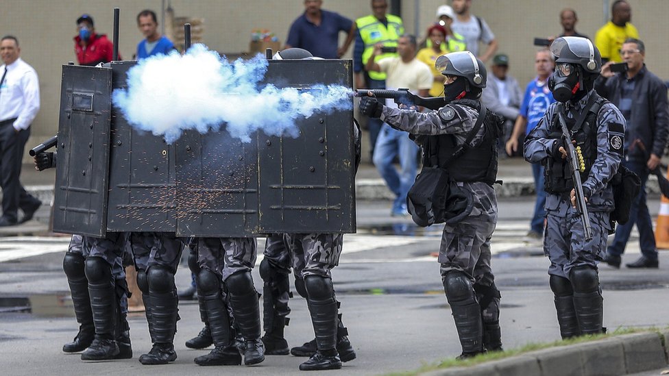Полиция пытается разблокировать улицу в Рио-де-Жанейро