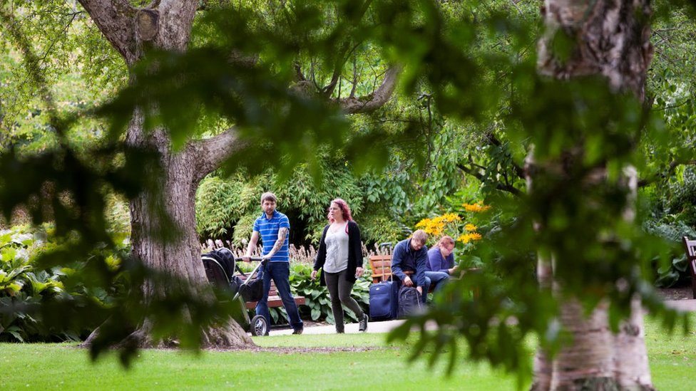Посетители Королевского ботанического сада в Эдинбурге
