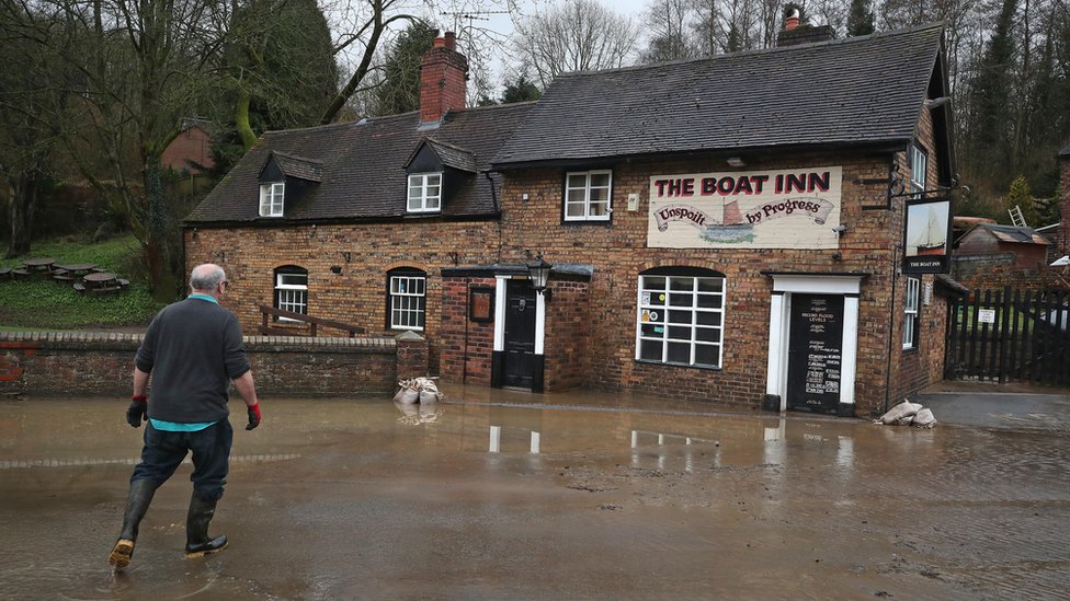 Житель гостиницы Boat Inn в Джекфилде возле Айронбриджа после того, как паводок начал отступать