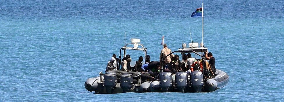 Лодка мигрантов замечена у берегов Ливии