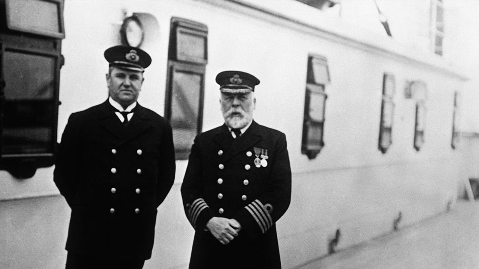 El capitán del Titanic, Edward Smith (der.). a bordo del barco, junto con el tripulante de cabina Hugh Walter McElroy.