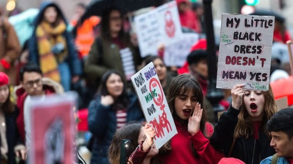 İngiltere'de protesto gösterisi düzenleyen kadınlar