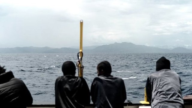 Migrantes en el Aquarius llegando a España.