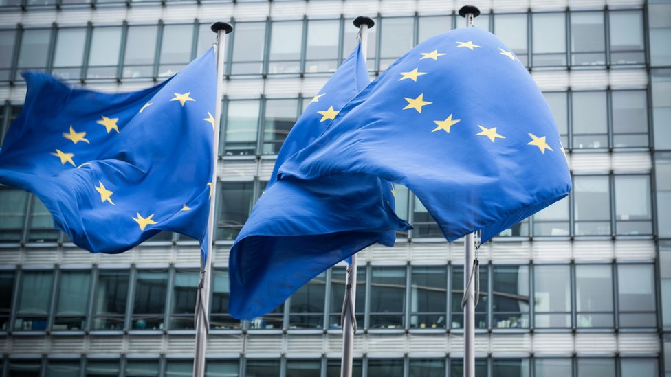 banderas de la UE afuera del Parlamento Europeo.