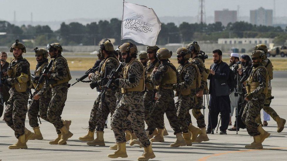 Taliban'ın özel birliği olarak bilinen Bedri, havalimanında Taliban bayrağıyla devriye gezdi