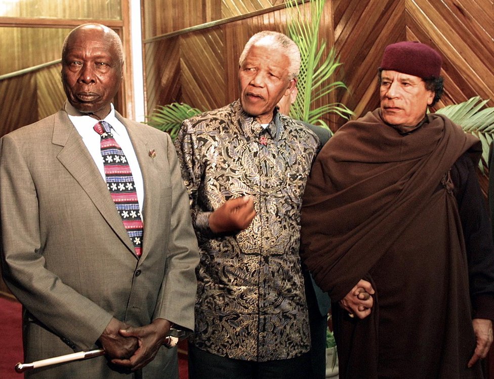 Даниэль Арап Мои вместе с Нельсоном Манделой и Муаммаром Каддафи в 2001 году.