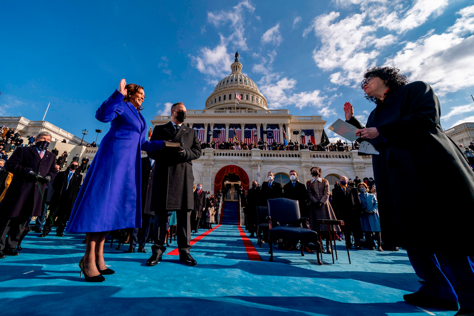 Kamala Heris (levo), stoji pokraj supruga Daglasa Emhofa i polaže zakletvu kao potpredsednica Sjedinjenih Američkih Država pred sutkinjom Sonjom Sotomajor (desno)