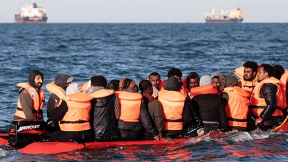 مهاجرون على قارب مطاطي
