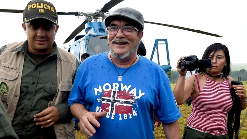 Лидер повстанцев FARC Родриго Лондоно Эчеверри (C), более известный под псевдонимом «Тимоченко», выходит из вертолета по прибытии в Переходную зону стандартизации Мариана Паес, Буэна-Виста, муниципалитет Месетас, Колумбия, 26 июня 2017 г. последний акт отказа от оружия и прекращение его существования в качестве вооруженной группы.