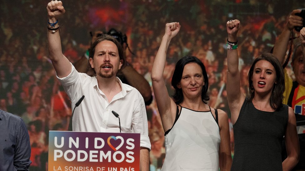 Лидер Unidos Podemos Пабло Иглесиас и другие члены партии присутствуют на митинге в Мадриде после выборов. 26 июня 2016 г.